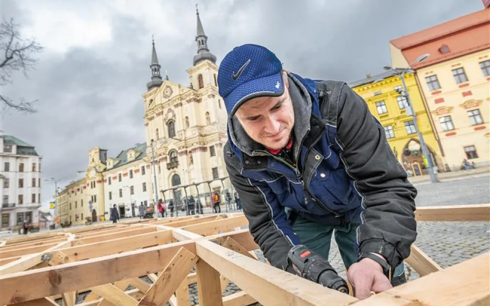 Přípravy kluziště na Masarykově náměstí jsou v plném proudu