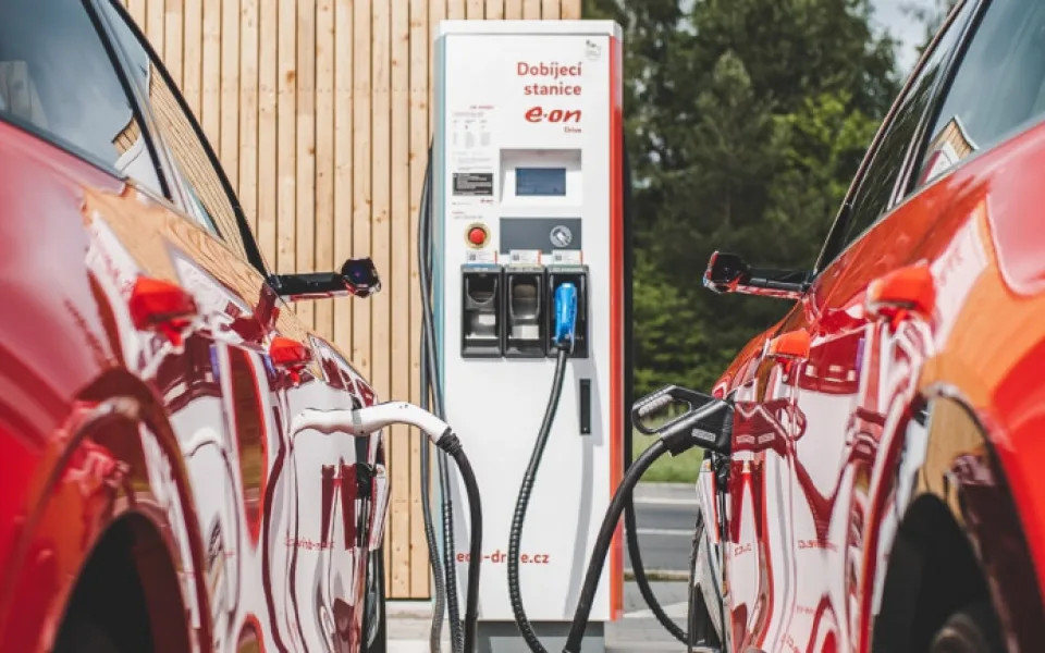 Kartou E.ON Drive dobijí řidiči elektrických vozidel už i na stanicích sítě ČEZ