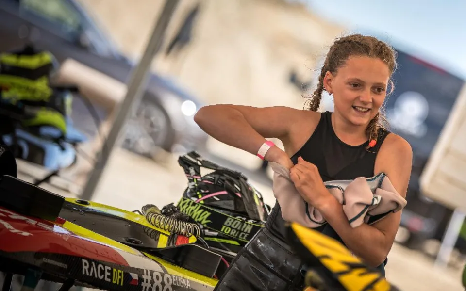 Na jetsurfingu mě baví úplně všechno, říká juniorská mistryně světa Eliška Matoušková z Rančířova