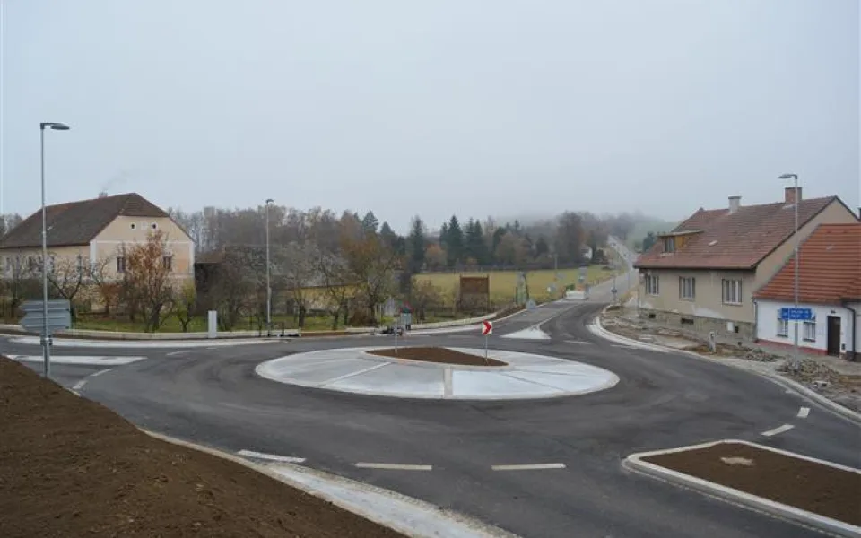 Další úleva pro řidiče. Během pondělí se otevře nový kruháč v Telči, modernizace na II/406 stála 81 milionů