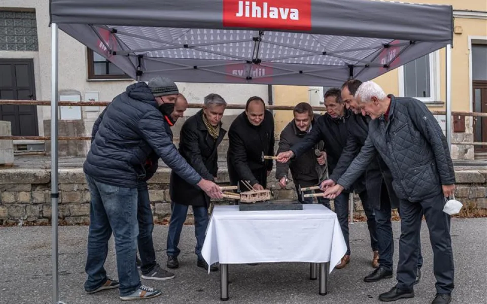 Stavba trolejí na Bedřichov a průmyslové zońy začala. Přinese nové linky G a H a veřejné osvětlení