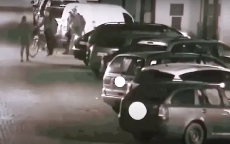 Na Dvořákově ulici došlo k napadení. Neznáte lidi ve videu, hlavně muže v kšiltovce?