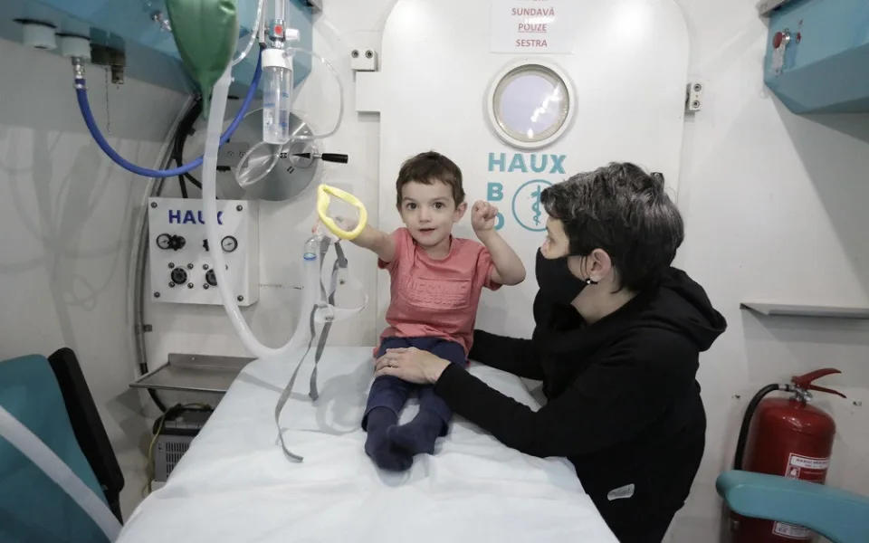 Honzík podstupuje léčbu v hyperbarické komoře