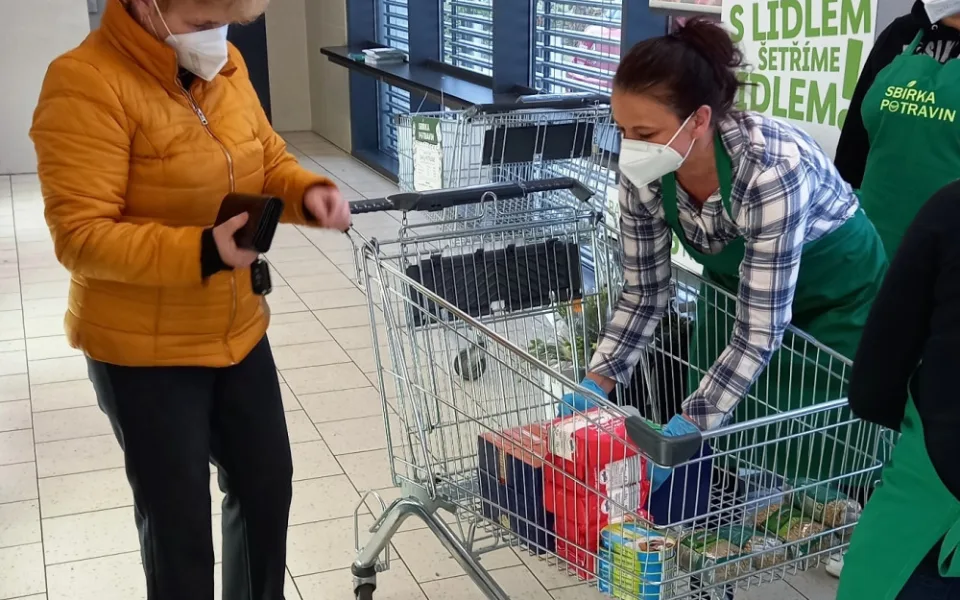 Štědří lidé v Jihlavě. Matkám samoživitelkám či bezdomovcům věnovali přes tunu potravin a drogerie