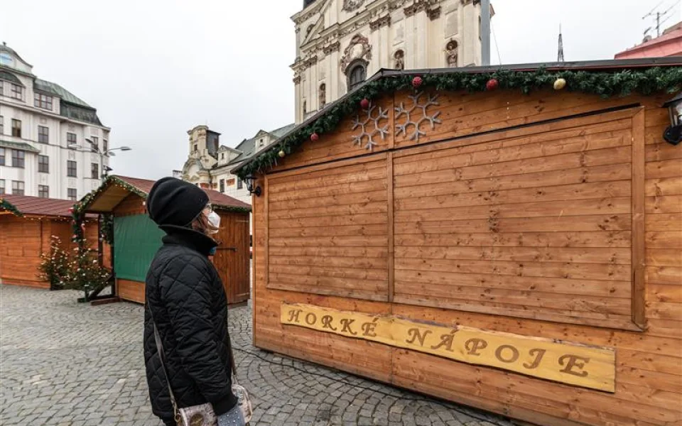 Vánoce v Jihlavě: Na kluziště v omezeném počtu a s průkazem bezinfekčnosti, ve stáncích ke koupi jen stromky a ryby