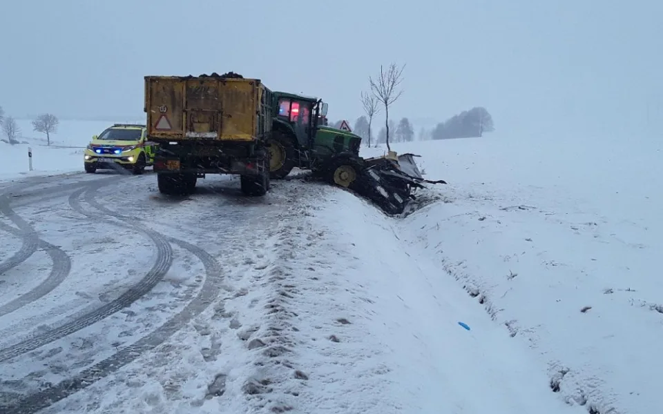 Střet traktoru s osobním autem u Rudolce