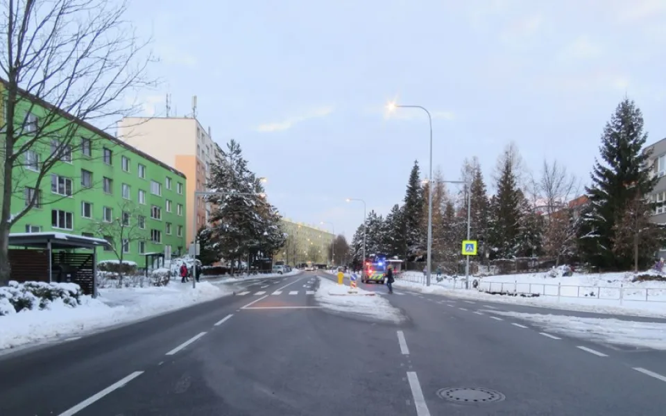 Řidič brzy ráno srazil chodkyni na přechodu a odjel pryč. Policie nyní hledá svědky