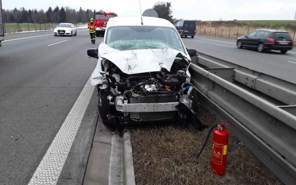 Na D1 se srazilo osobní auto s náklaďákem. Zásah na místě stále probíhá 