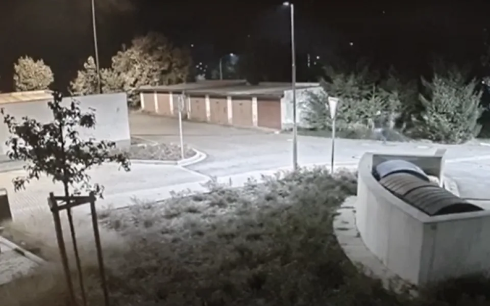 Pokus o vloupání do stánku v Jihlavě. Nepoznáváte muže na videu? 