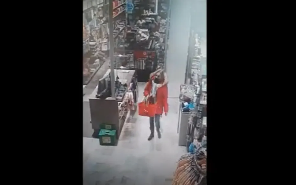 V košíku zapomněla peněženku, o kterou pak přišla. Není vám povědomá žena na videu?