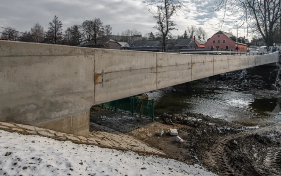 Přes řeku ve Starých Horách již po nové lávce. Původní zelenou nahradila moderna