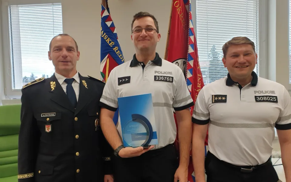 Zleva policejní ředitel Miloš Trojánek, oceněný policista Jakub Šeba a David Jirák, vedoucí odboru služby dopravní policie