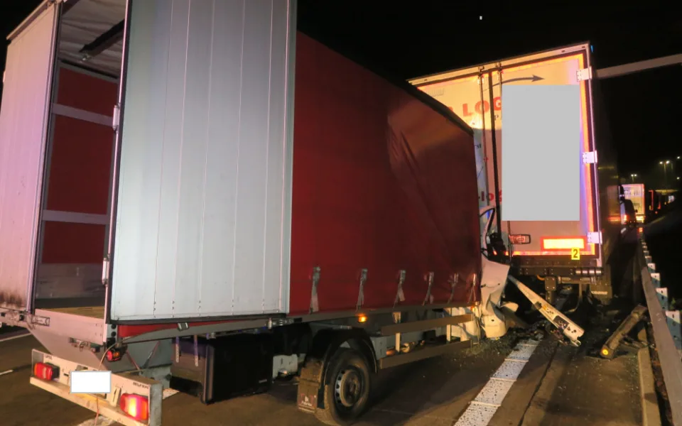 Policie na D1 kontrolovala, jak parkují řidiči kamionů. Během akce narazila dodávka do náklaďáku