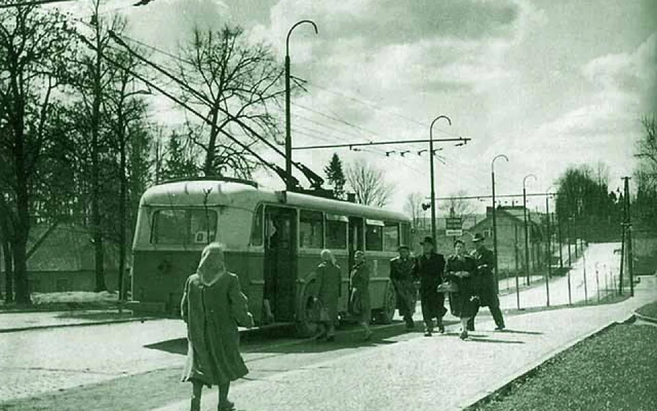 Trolejbus Škoda 7Tr u Domu zdraví