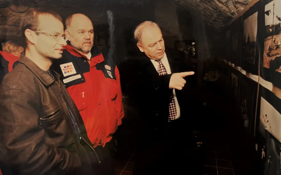 Karel Loprais společně s Lubomírem Soudkem a se mnou na zahájení výstavy fotografií z Rallye Dakar v roce 1998