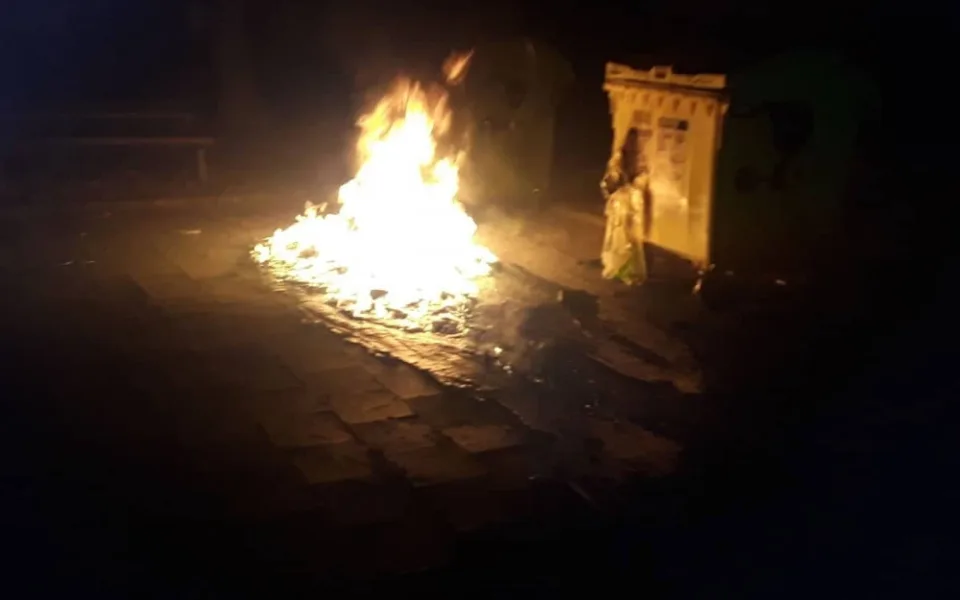 Silvestr s předstihem. Zábavní pyrotechnika poničila v Třebíči tři kontejnery
