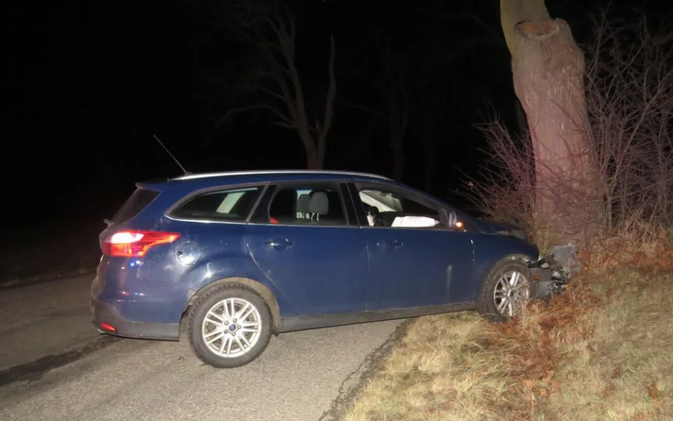 Řidička usedla za volant s téměř třemi promile, u Hybrálce narazila do stromu
