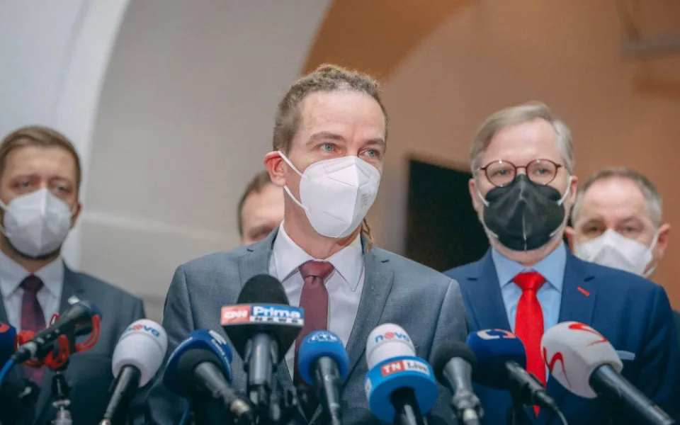 Setrvání Bartoše v čele Pirátů je po vstupu do vlády podle politologa logické