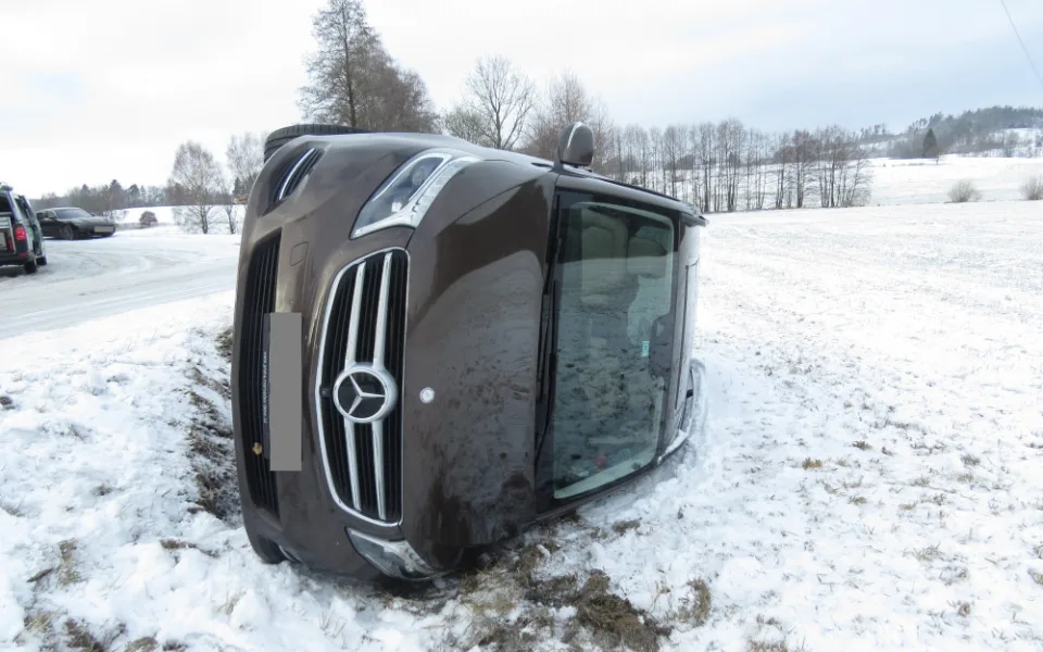Řidič Mercedesu, který boural u Hojkova, neměl přezuto. Dostal smyk a skončil s autem na boku 