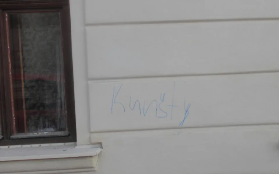 Na domech ve Fibichově ulici přibyly nápisy Julie, Julia, Kunšty. Nevíte, kdo je tam nasprejoval? 