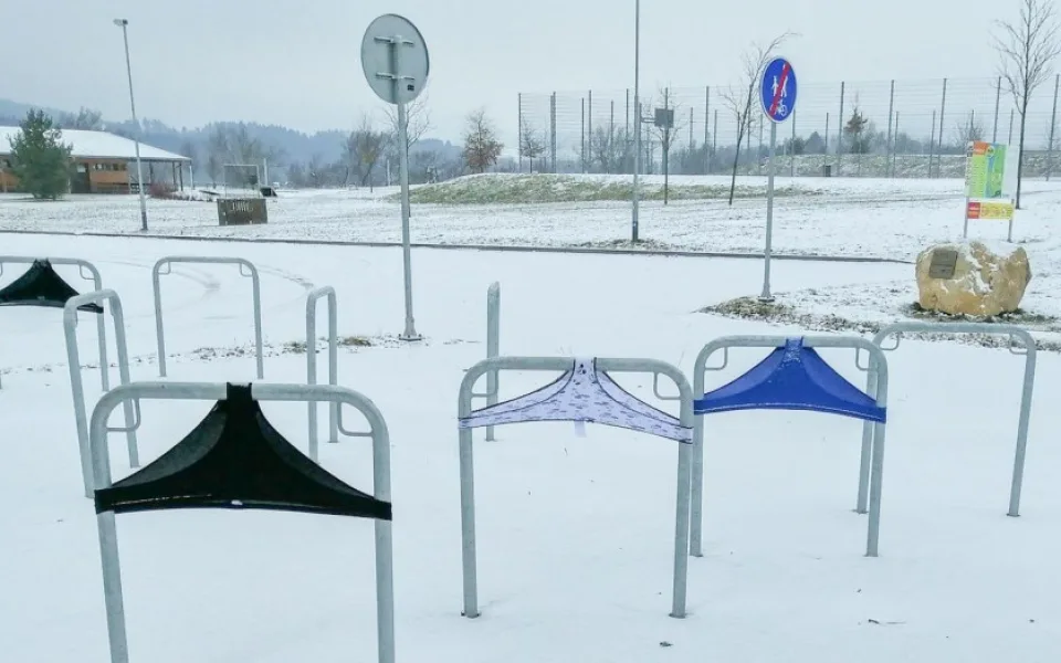 Místo kol byly na stojanech navlečeny kalhotky. Jde o znečištění prostranství, vzkazuje vtipálkovi policie