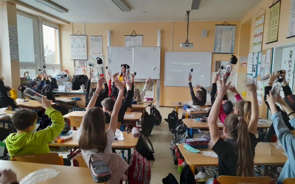 Žáci z jihlavské ZŠ Seifertova kreslili pro pacienty s roztroušenou sklerózou. A celou soutěž vyhráli
