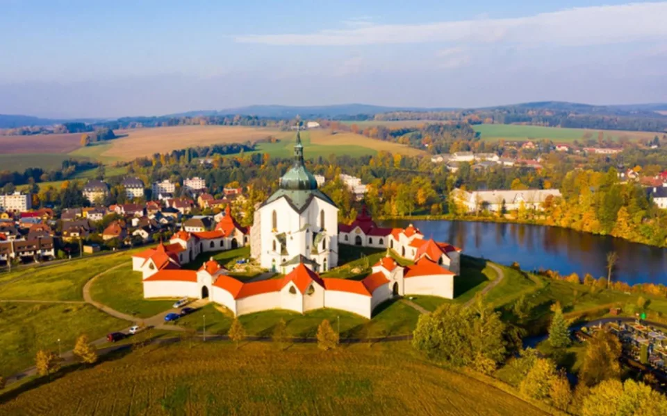 Žďár nad Sázavou připomene 300 let vysvěcení Zelené hory i fontánou a pěveckým koncertem na vodní hladině