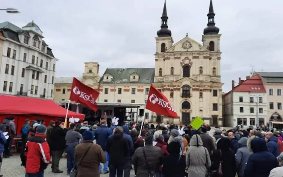 Dvě sobotní demonstrace na náměstí. Komunisté kritizovali českou vládu za Ukrajinu, Chcípl PES zase pandemický zákon
