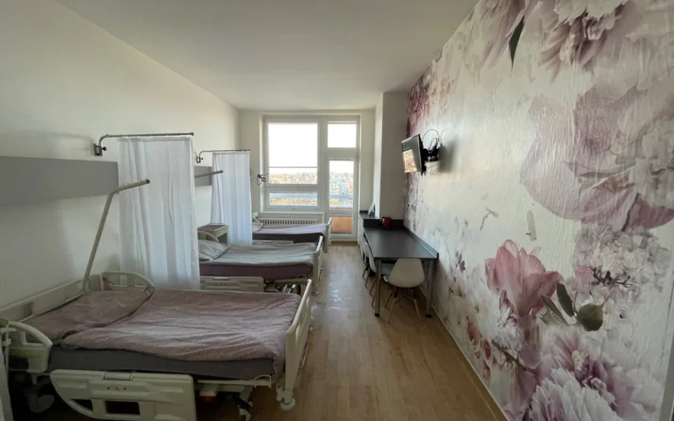 Ženy před porodem mají v jihlavské nemocnici dva opravené pokoje. Jsou v nich nové koupelny a výrazné tapety