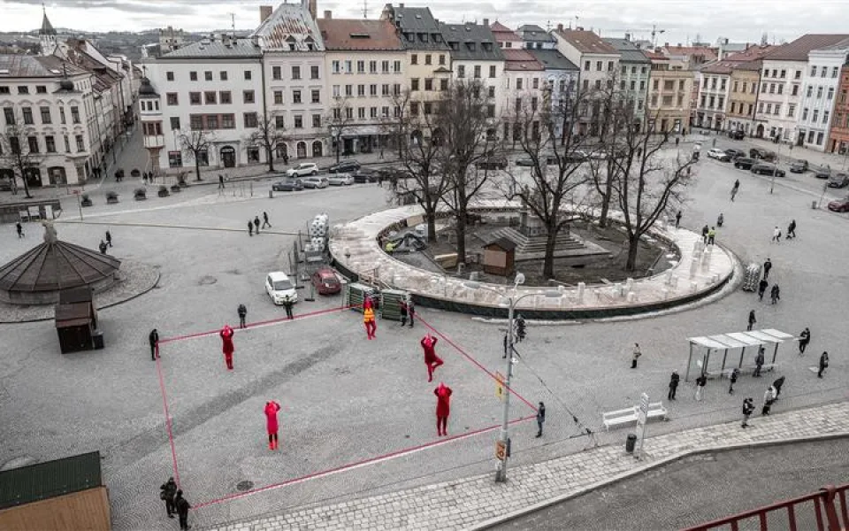 Figurantky uprostřed vyznačené plochy na fotografii naznačují, kde budou na jaře vysazené stromy takzvaného „pokojíčku“