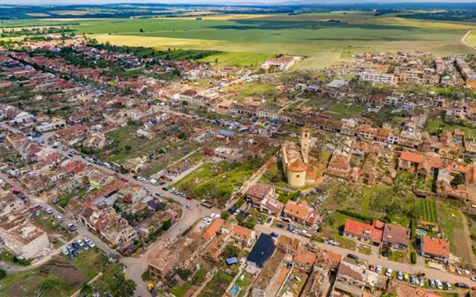 Letecký snímek Moravské Nové Vsi po ničivém tornádu