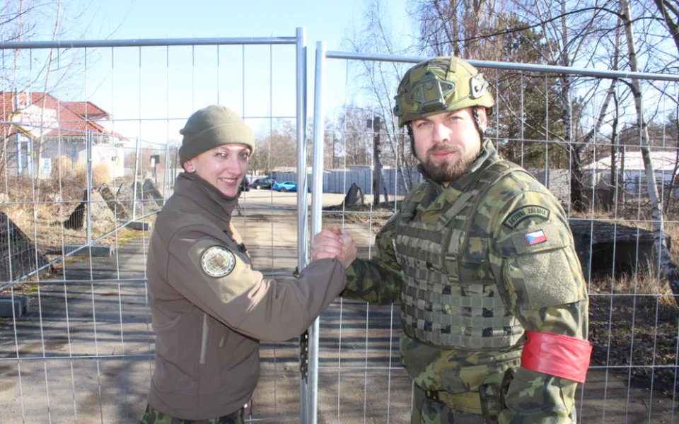 Vojákyně PrpodNS a příslušník AZ