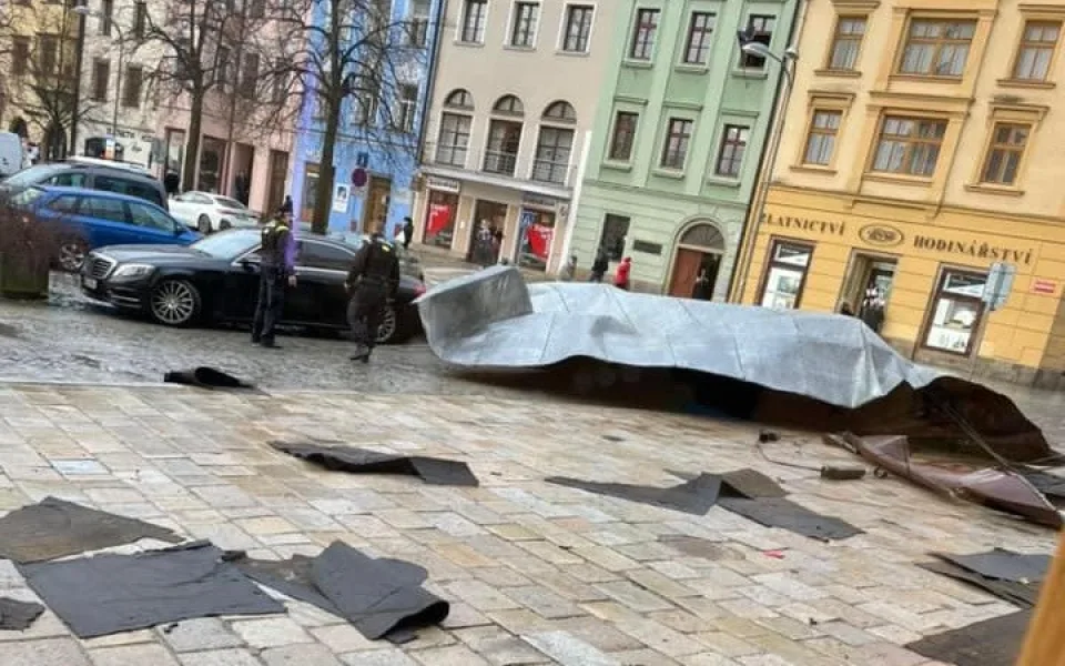 Vítr odnesl střechu z jihlavského muzea, plech leží přímo na náměstí