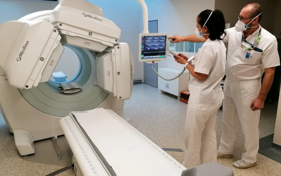 Oddělení nukleární medicíny získalo díky evropské dotaci hybridní gama kameru SPECT/CT. Na snímku je primář oddělení Milan Šimánek a vrchni sestra Zdeňka Šejnostová