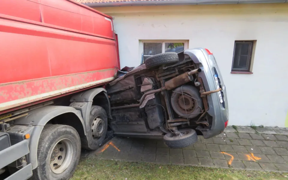 Záchranné složky zasahují u nehody odtahovaného náklaďáku. V kopci se uvolnil a naboural do vozidel a domu