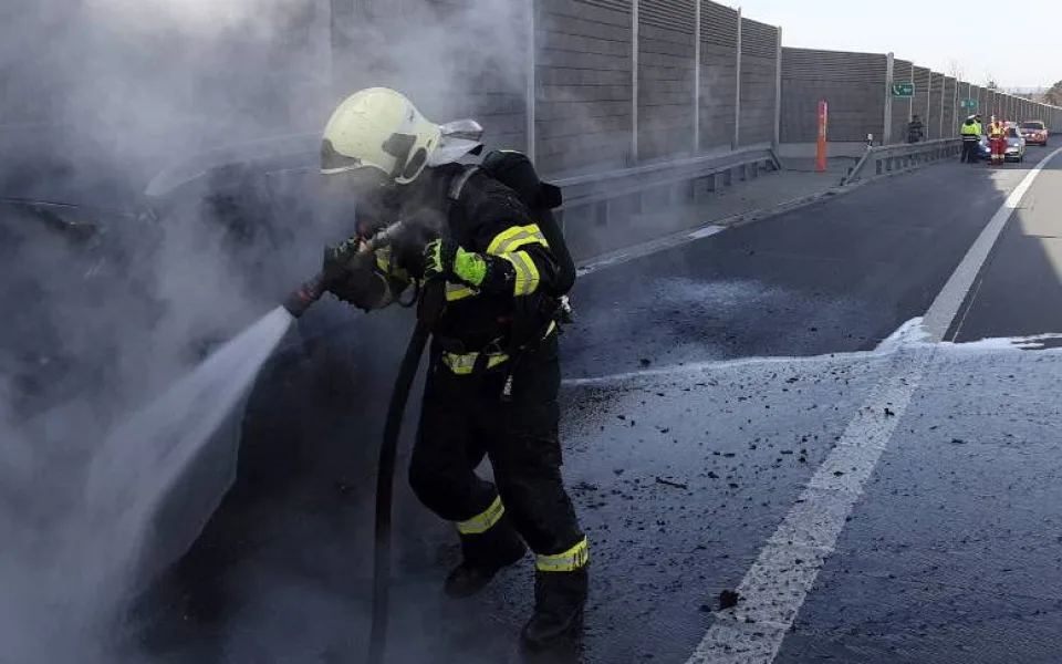 Na D1 u Věžnice hořelo osobní auto. Dálnice ve směru na Brno byla kompletně uzavřena
