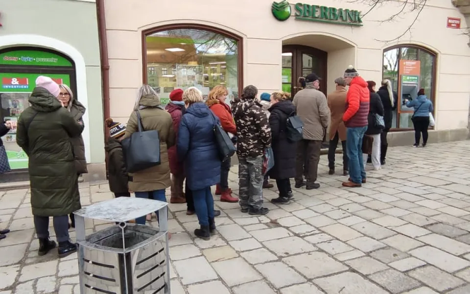Peníze vyberu a účet zruším. Před jihlavskou Sberbankou se tvořily fronty, na všechny se nedostalo
