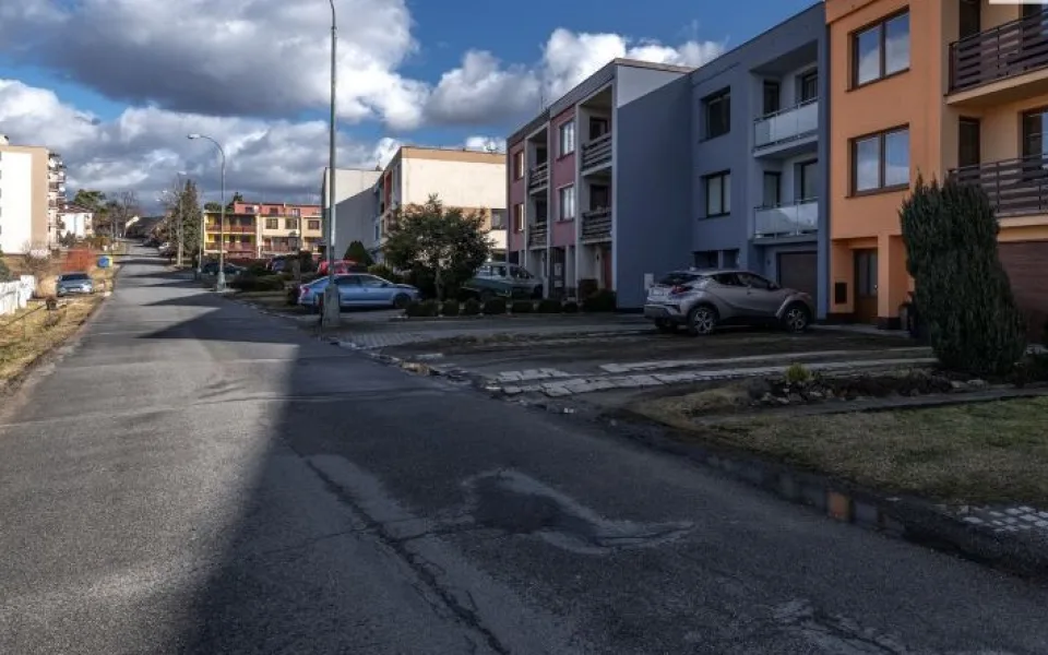 Smrčenská ulice v novém. Přibude chodník, zrekonstruují se zastávky MHD a veřejné osvětlení 