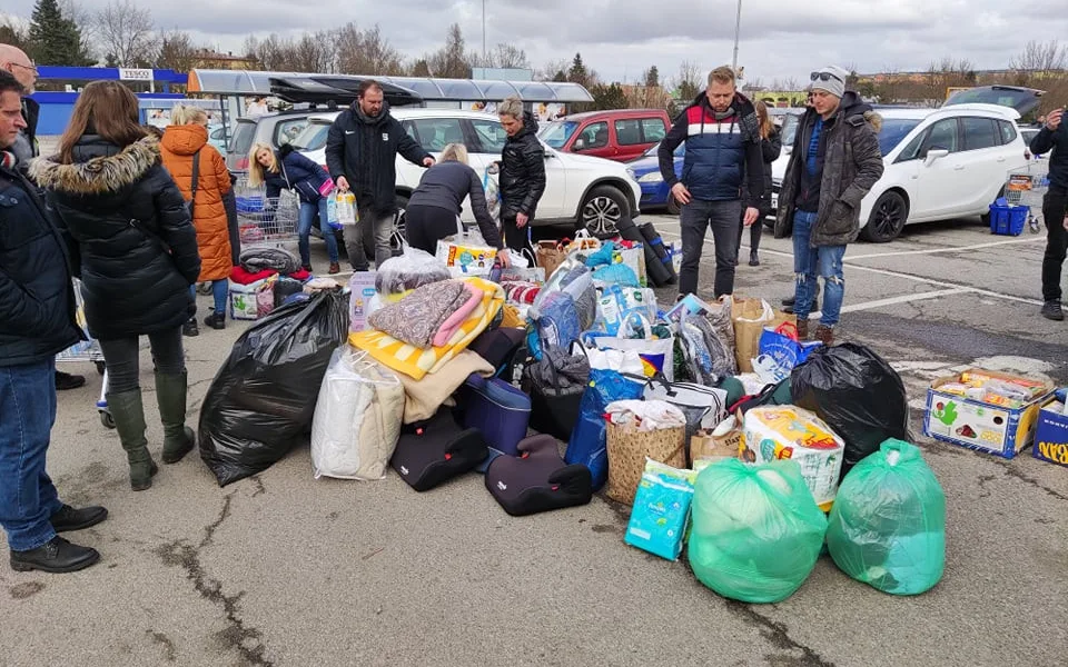 Deky, spacáky, vody nebo trvanlivé jídlo. Dneska odpoledne se v Jihlavě koná sbírka pro ženy a děti na ukrajinských hranicích