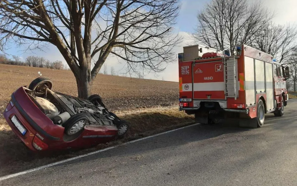 Auto na střeše u Dolní Cerekve. Výsledkem ranní nehody je jeden zraněný
