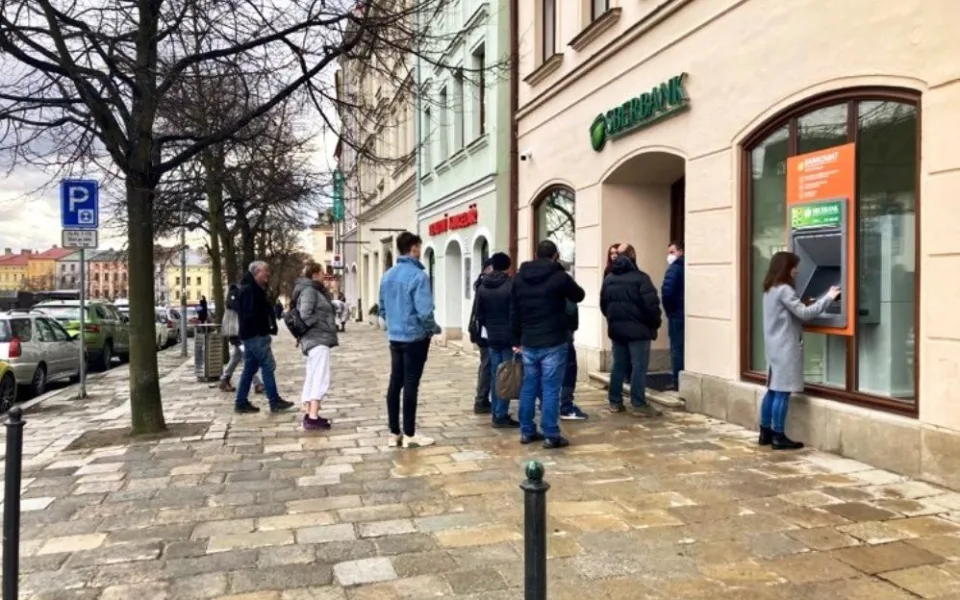 Pobočka Sberbank na jihlavském náměstí je nadále uzavřená, banka v Česku zřejmě úplně skončí