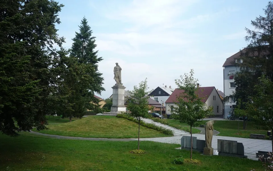 Sochu rudoarmějce ve Žďáru nad Sázavou zahalí do ukrajinské vlajky. Je to ideální symbolický moment, říká starosta Mrkos
