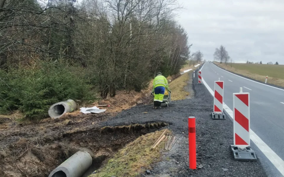 Stavební dělníci se opět vrátili na silnici I/37, kde se opravuje úsek mezi Ostrovem nad Oslavou a Křižanovem