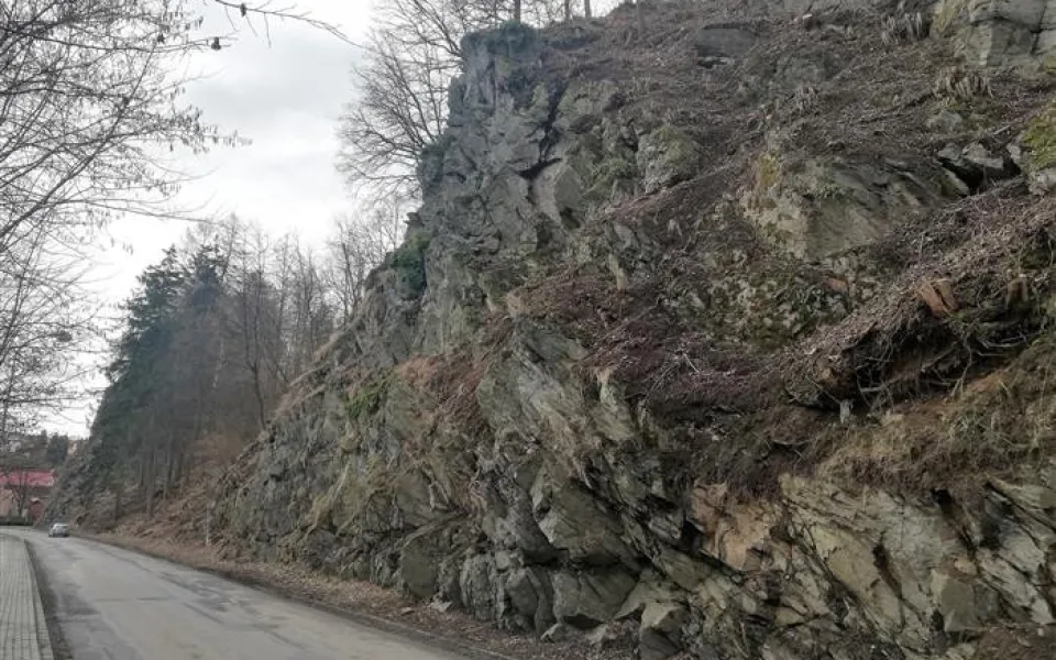 Upozornění pro řidiče i chodce: Silnice pod Šeptouchovem zůstává dál uzavřená, stále hrozí pád skalních bloků
