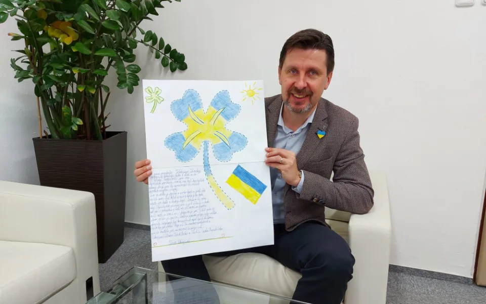 Starosta Třebíče Pavel Pacal s dopisem pro prezidenta Ukrajiny Zelenského, jehož autorem je desetiletý Sebík z Třebíče