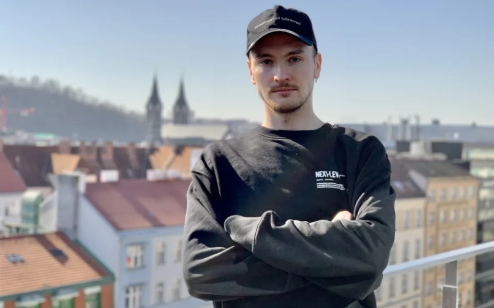 Existují i normální Rusové, člověk musí být dobrým příkladem, říká Kirill, který v ČR žije deset let