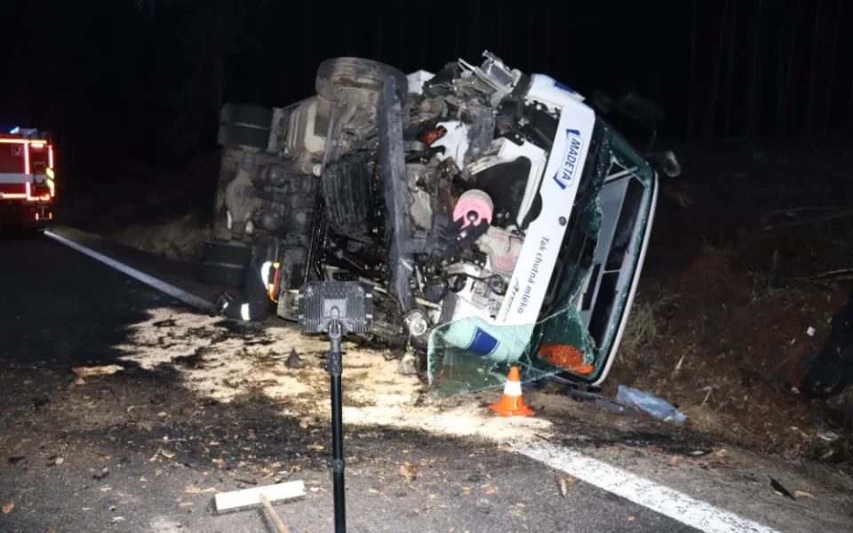 Policie hledá svědky nehody na I/34, při které se zranili dva lidé. Pomohly by i záznamy z palubních kamer