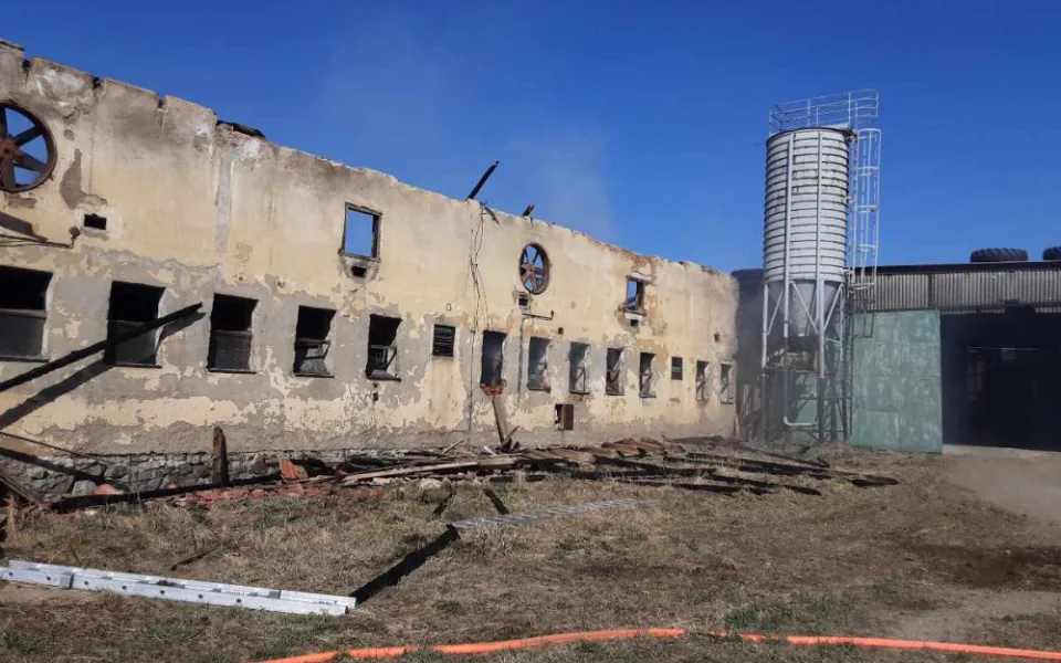 Při požáru kravína na Jihlavsku se zranili tři lidé, z toho dva hasiči. Z hořícího objektu bylo třeba vyvést 179 býků