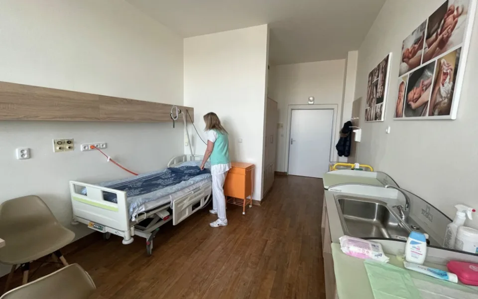 Maminky po porodu v Jihlavě mají vylepšený pokoj. S novými postelemi, koupelnou i podlahou