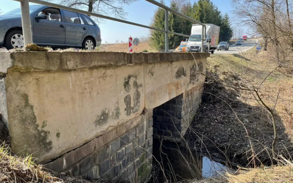 Oprava téměř 70 let starého mostu na I/19 začala. Dopravu na místě budou řídit semafory